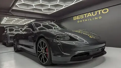 შავი Porsche Taycan BESTAUTO-ს სტუდიაში
