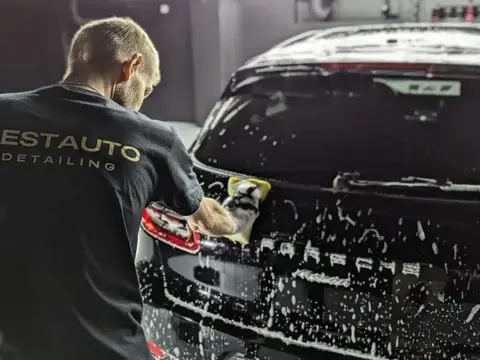 BESTAUTO-ს სპეციალისტი PPF-ს ადებს კარის ძარას