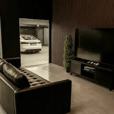BESTAUTO-ს სტუდიის სასტუმრო ზონა TV-ით